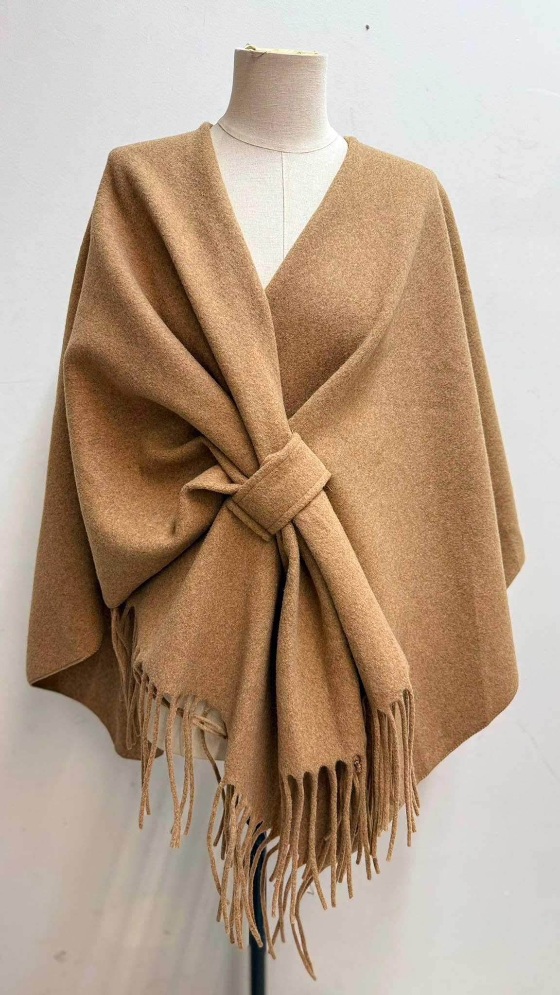 Poncho med frynser og feste I front: Camel / one size