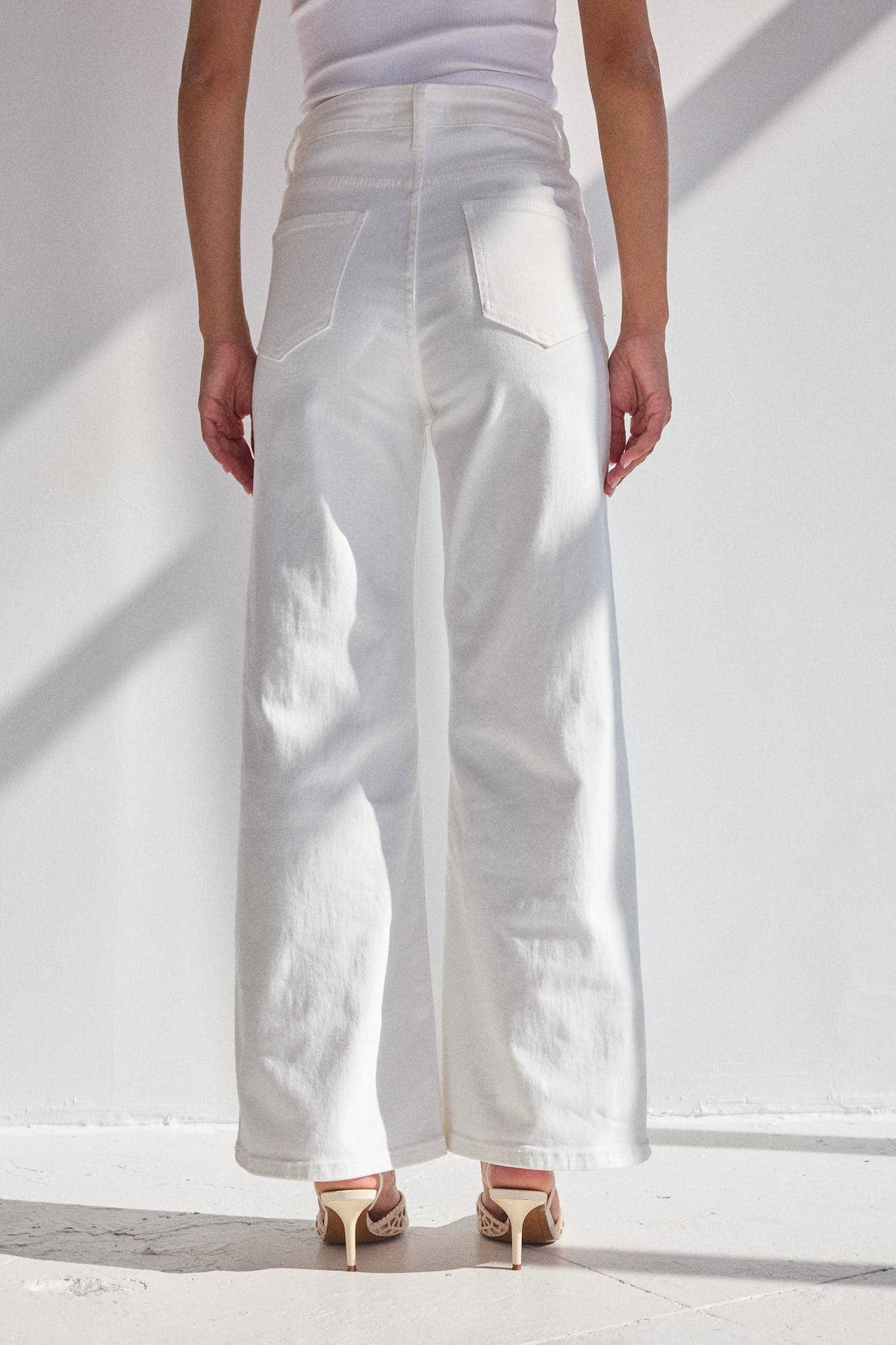 Hvite jeans med vide ben
