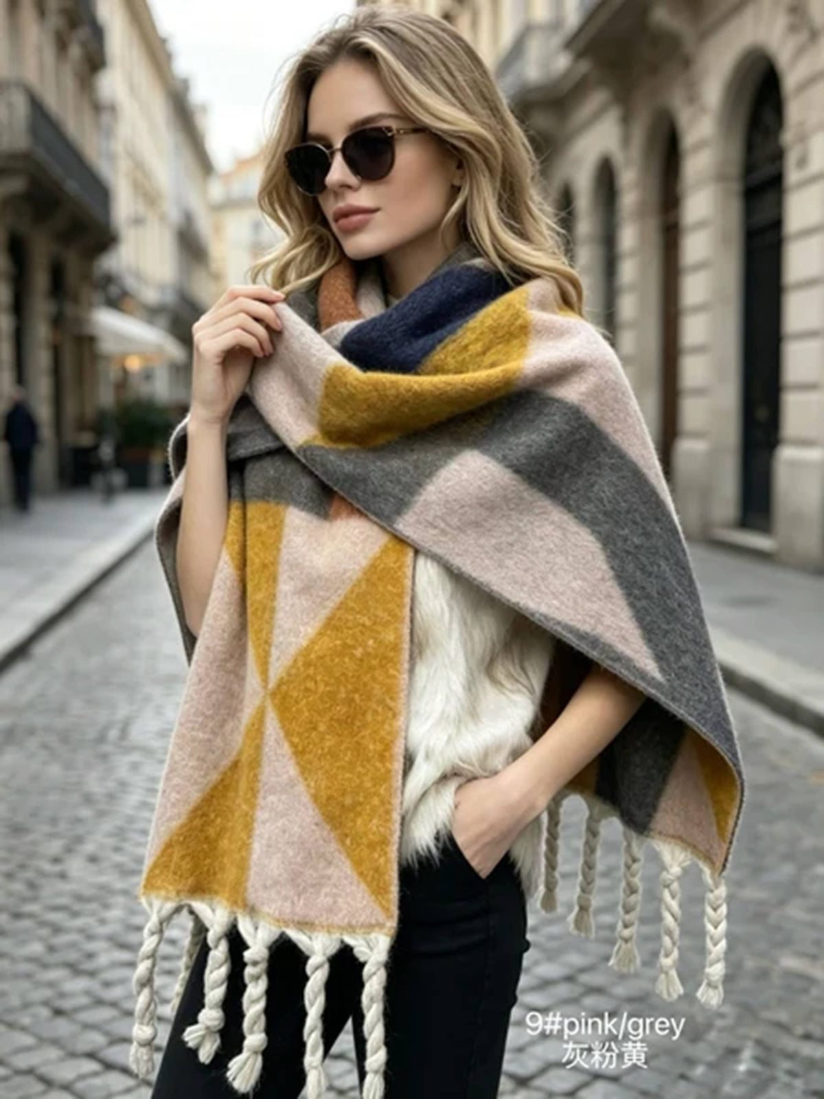Women's scarf with triangular pattern, thick braided fringes: Rouge