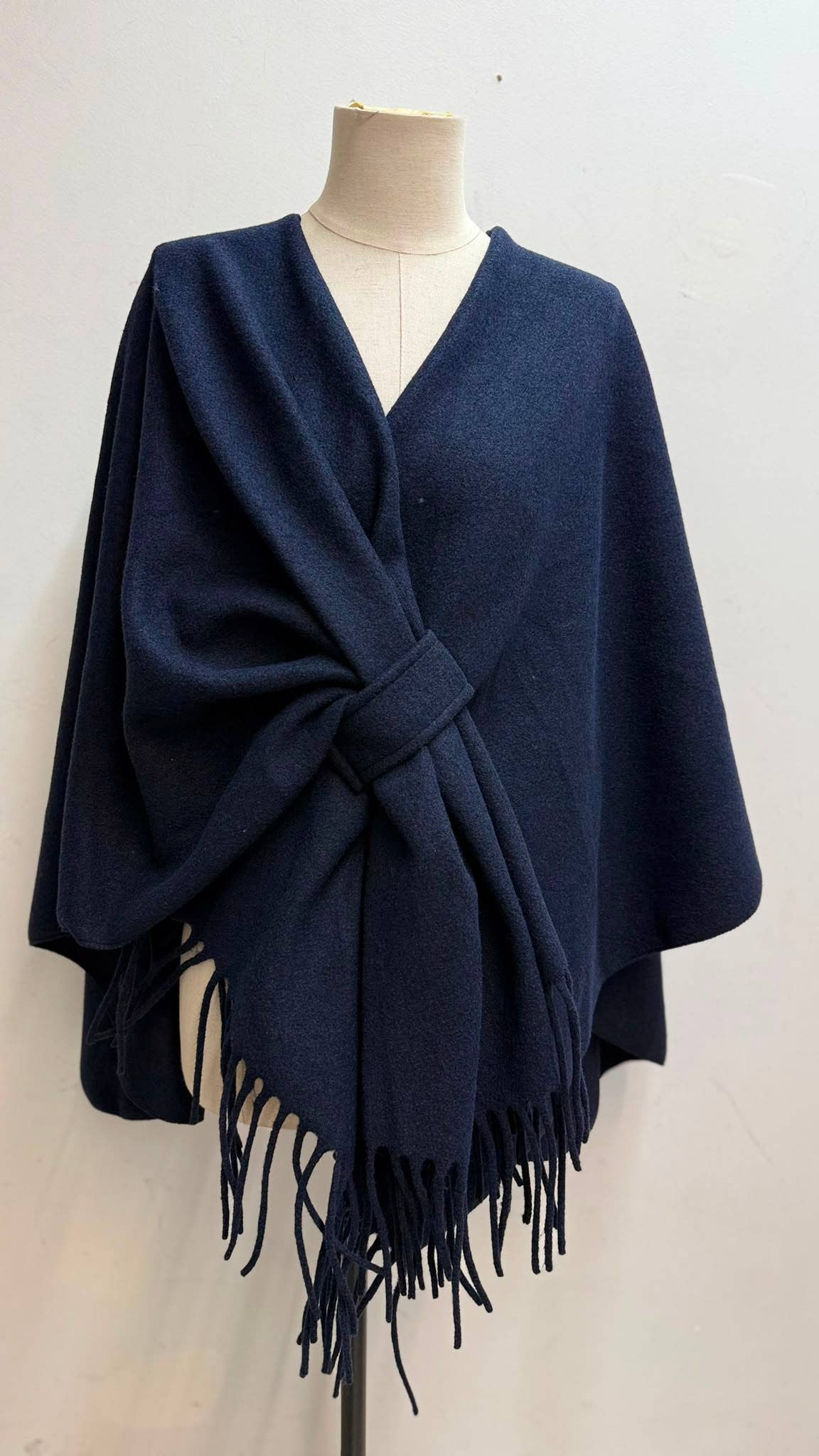 Poncho med frynser og feste I front sort/ One size