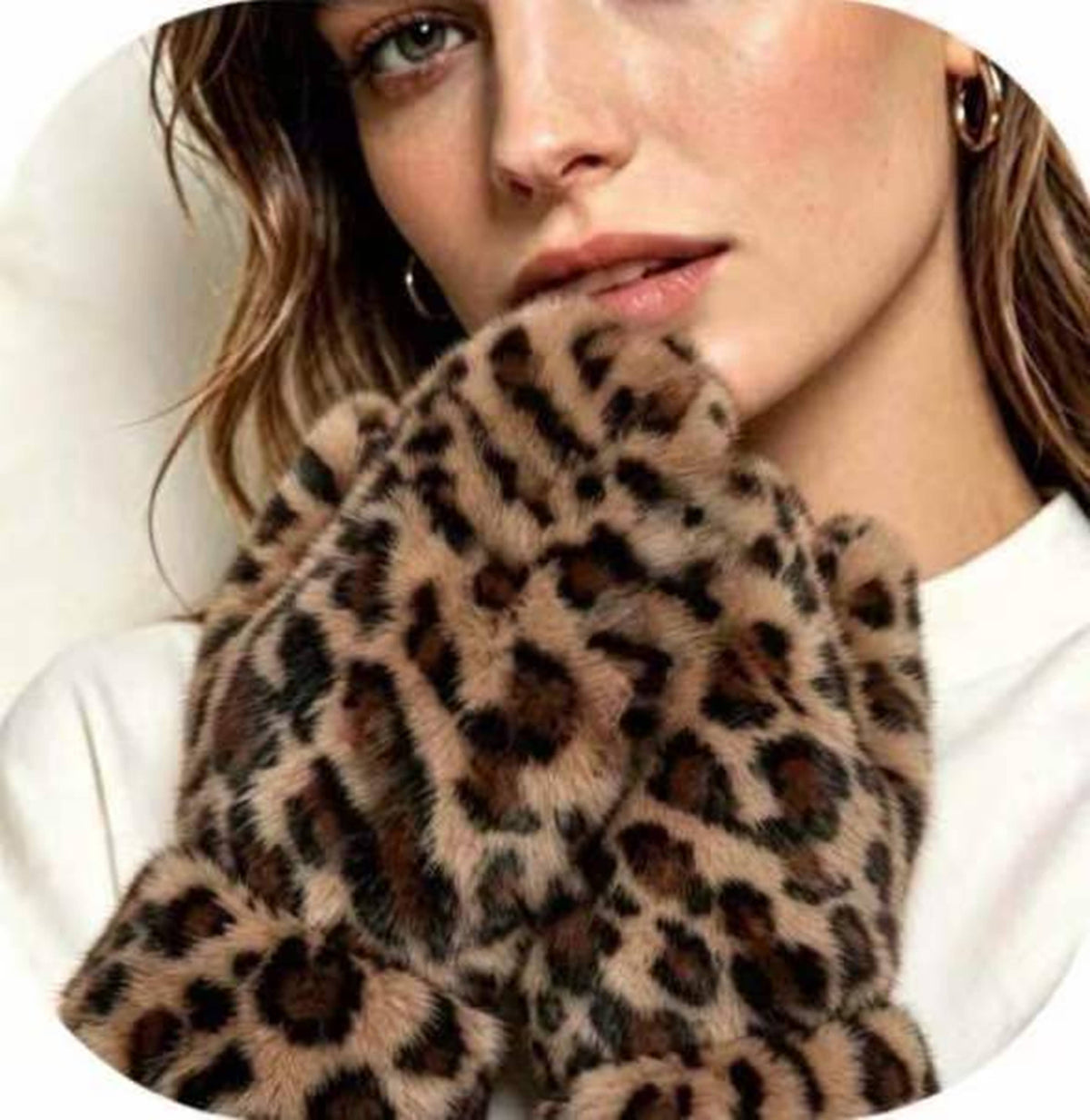 Leopard-print faux fur mittens: Camel / YOU