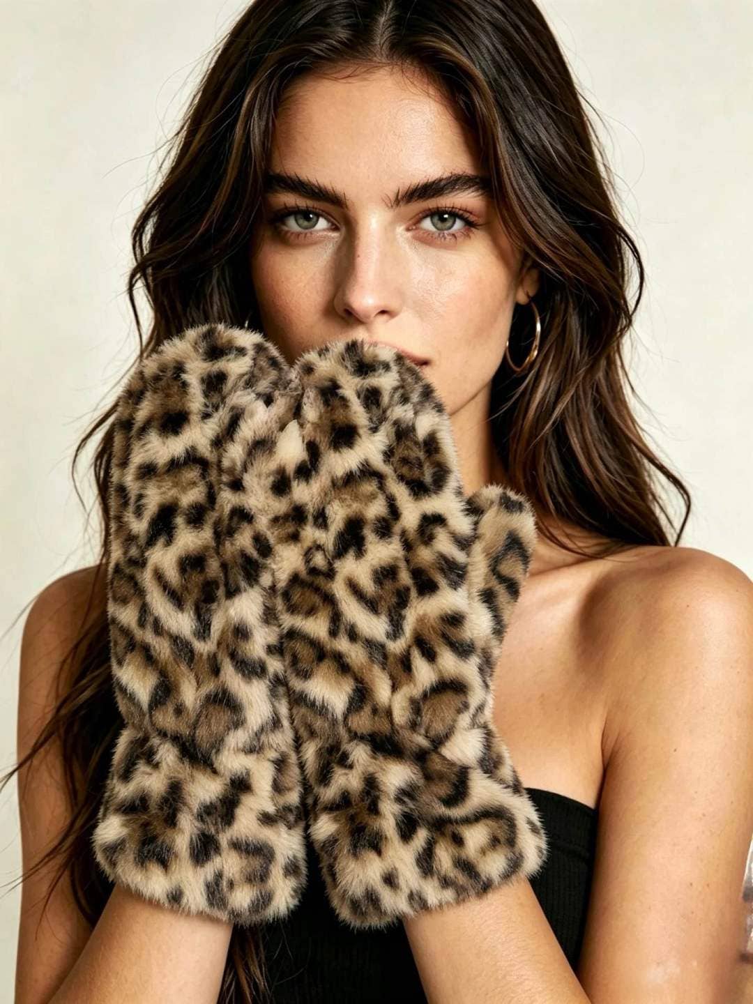 Leopard-print faux fur mittens: Camel / YOU