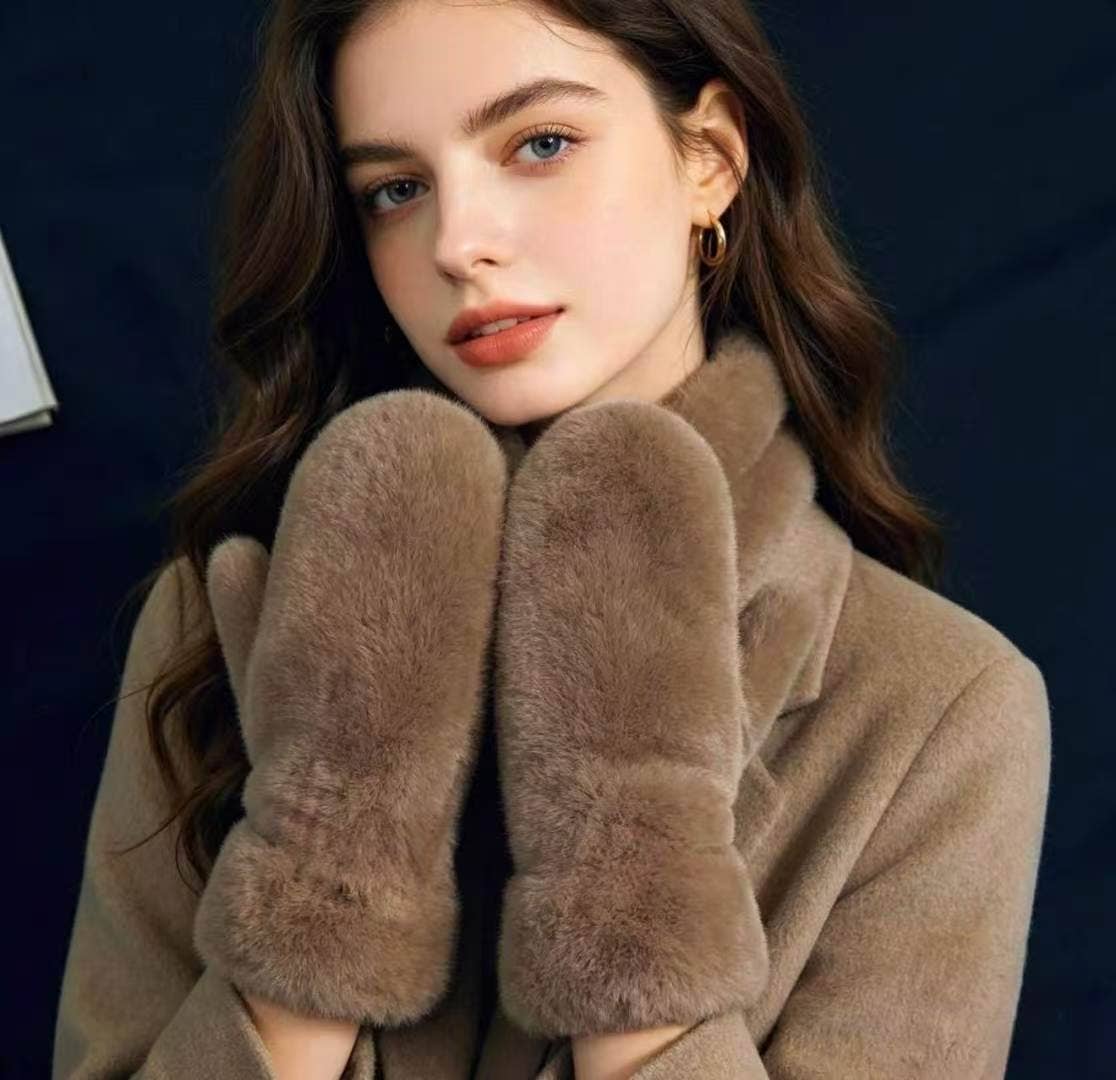 Soft and fluffy mittens: Taupe