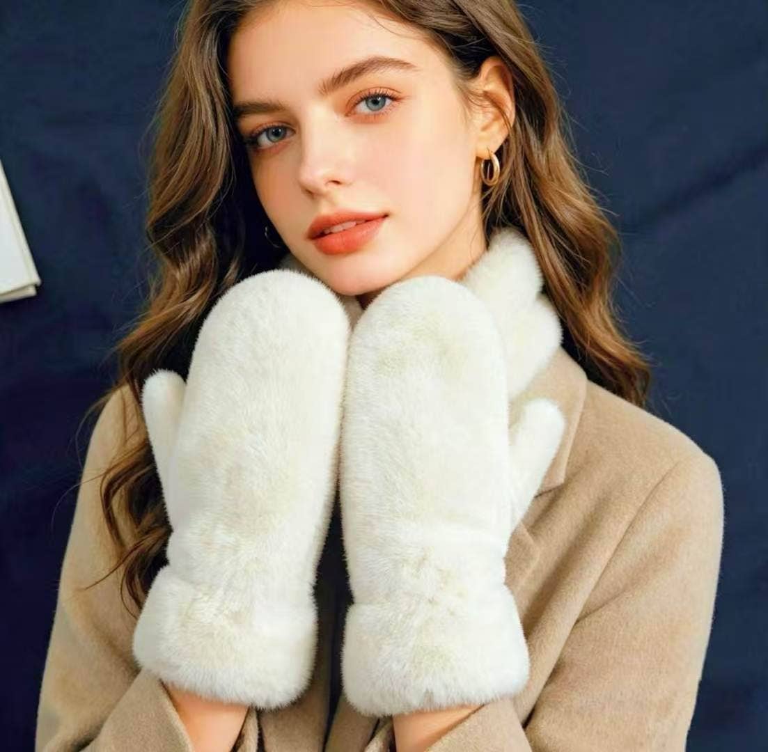 Soft and fluffy mittens: Taupe